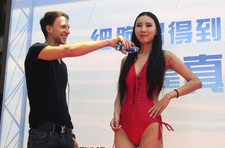 Getting wet: Judd Trump, Jack Lisowski get wet with a beauty in Wuxi, Jiangsu province. (Photo/Osports)