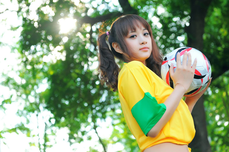 Lovely lolita: A football baby cheers for Brazil Team in Confederations Cup 2013. (Photo/Osports)