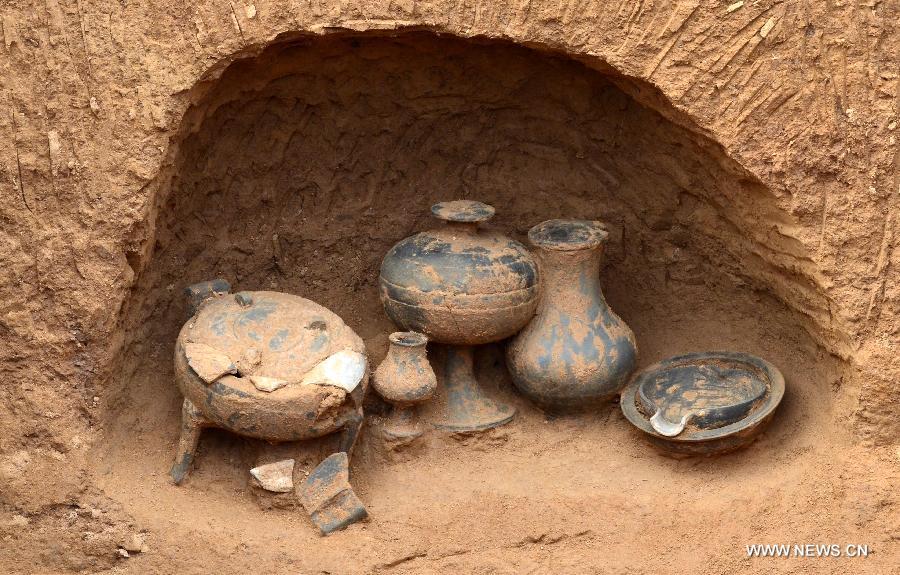 Photo taken on June 8, 2013 shows potteries found at an ancient burial complex at Guxiang Township in Linying County, central China's Henan Province. Chinese archaeologists have discovered a well-reserved large burial complex dating back to the Warring States Period (475-221 BC) and the West Han (206 B.C.--25 AD.) Dynasty along the local section of the south-to-north water diversion project recently. Some 412 cultural relics have been unearthed in 119 excavated tombs. (Xinhua/Zhu Xiang) 