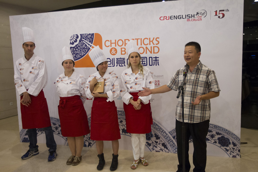 Judge comments on the winning dishes at "Chopsticks and Beyond" Sichuan Cuisine Competition, in Beijing, June 22, 2013. "Chopsticks and Beyond" is a Chinese cuisine challenge launched by CRIENGLISH.com to provide a platform for foreign food enthusiasts to show off their Chinese cooking skills and explore creative dishes with exotic flavor. It features China's four great traditions: Sichuan Cuisine, Cantonese Cuisine, Shandong Cuisine and Huaiyang Cuisine.(Xinhuanet/Yang Yi)