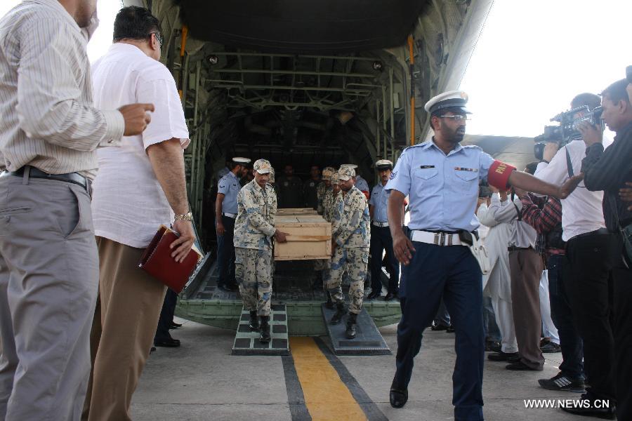 A coffin of a Chinese victim was taken off the plane in Islamabad, Pakistan, June 23, 2013. Two Chinese nationals and one Chinese American were among the 11 people killed in a pre-dawn terrorist attack in Pakistan's northern area of Gilgit-Baltistan on Sunday, the Chinese Embassy in Pakistan told Xinhua. (Xinhua/Zhang Yong) 