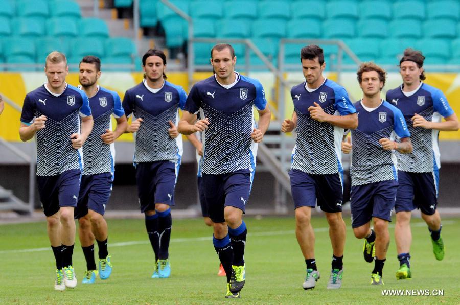 Italy's players participates in a training session at Arena Fonte Nova Stadium in Salvador, Brazil, on June 21, 2013. Italy will face Brazil on Saturday in its third match of the FIFA Confederations Cup Brazil 2013. (Xinhua/Nicolas Celaya)