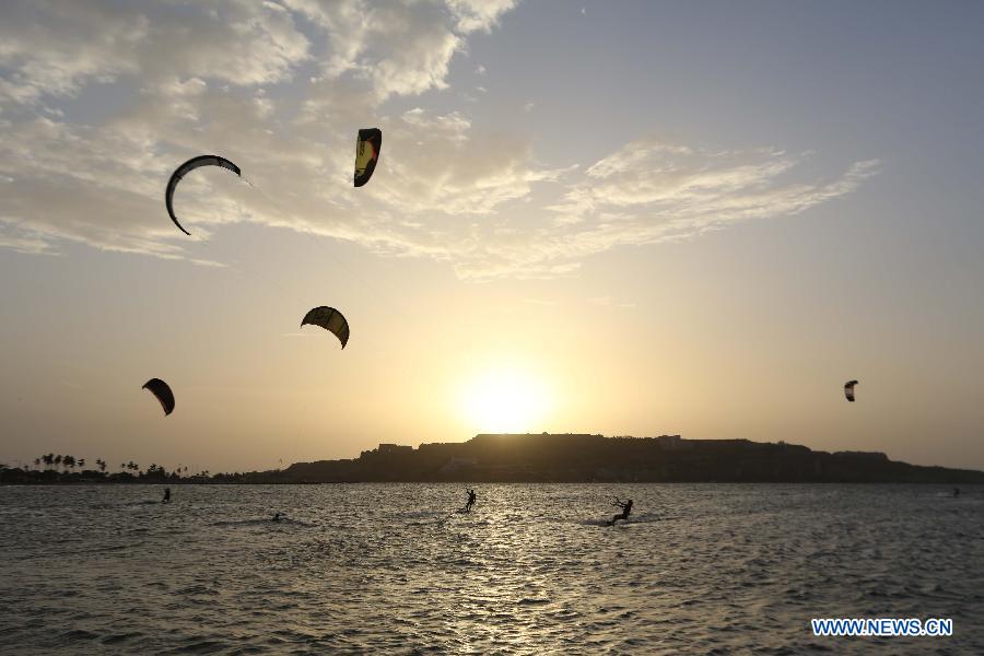 Kite surfers enjoy the sunset at Lido Beach in Lecheria City, Venezuela, on June 21, 2013. (Xinhua/Juan Carlos Hernandez)