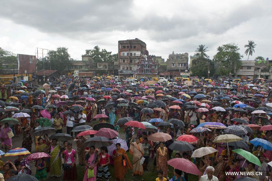 Indian devotees gather to attend the holy bathing ceremony of Lord Jagannath at a temple near Calcutta, capital of eastern Indian state West Bengal, on June 23, 2013. (Xinhua/Tumpa Mondal)