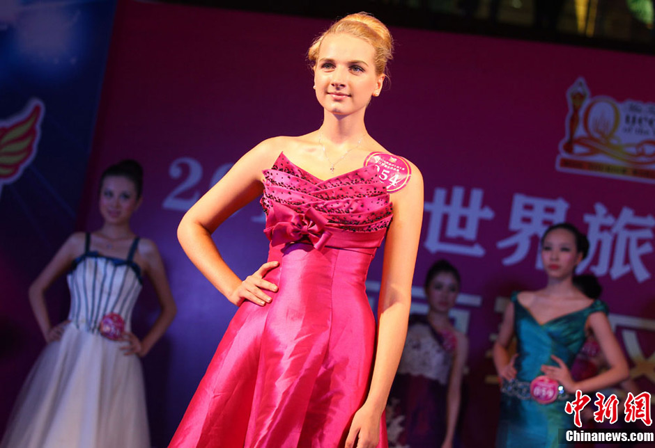The competition attracts a foreign competitor. On the evening of June 23, 2013, the audition of the Miss Tourism International (Nanjing Station) was held at the Nanjing Aquatic City in Nanjing, east China's Jiangsu province. This competition has attracted many girls. They have been working hard in several sections including self-introduction, runway show, talent show and Q&A. (CNS/Yang Bo)