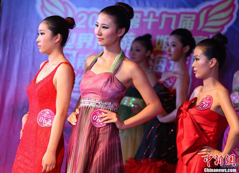 Contestants in evening dresses take part in the audition of the Miss Tourism International (Nanjing Station) at the Nanjing Aquatic City in Nanjing, east China's Jiangsu province on the evening of June 23, 2013. The competition has attracted many girls. They have been working hard in several sections including self-introduction, runway show, talent show and Q&A.  (CNS/Yang Bo)