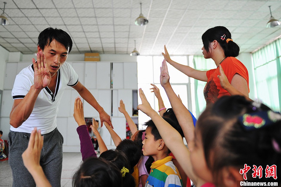 Teachers teach students dancing using sign language.(CNS/Ren Dong)
