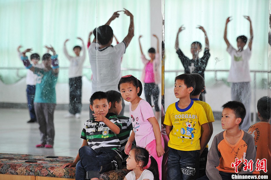Students learn the dance by side.(CNS/Ren Dong)