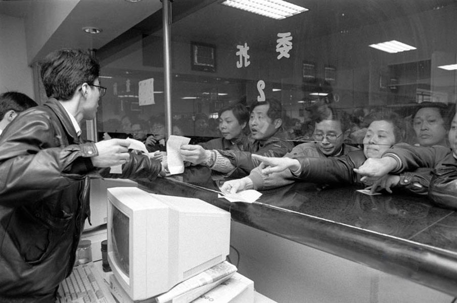 11 shares from Heilongjiang, Sichuan, Zhejiang, Shaanxi, Shanghai and other cities are listed in the Shanghai stock market on February 24, 1994. The listing of the new shares on the same day injected new vitality into the quiet stock market and became a hot topic among investors. (Photo/Xinhua)