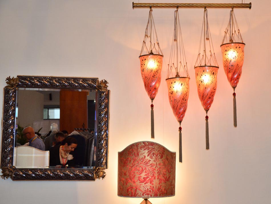 Photo taken on June 22 shows a Italian mirror and Italian lamps at the Luxury China 2013 exhibition in Beijing. The 3-day exhibition closed on June 24 at the China International Exhibition Center in Beijing. [Wang Yu / chinadaily.com.cn ]