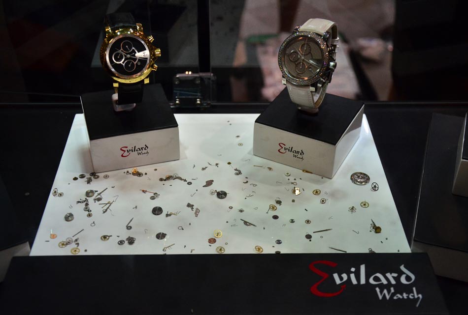 Photo taken on June 22 shows Swiss made watches at the Luxury China 2013 exhibition in Beijing. The 3-day exhibition closed on June 24 at the China International Exhibition Center in Beijing. [Wang Yu / chinadaily.com.cn ]