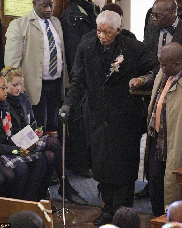 Former South African President Nelson Mandela attends the funeral of his great-granddaughter who was killed in car crash last week. (Photo source: news.cn)