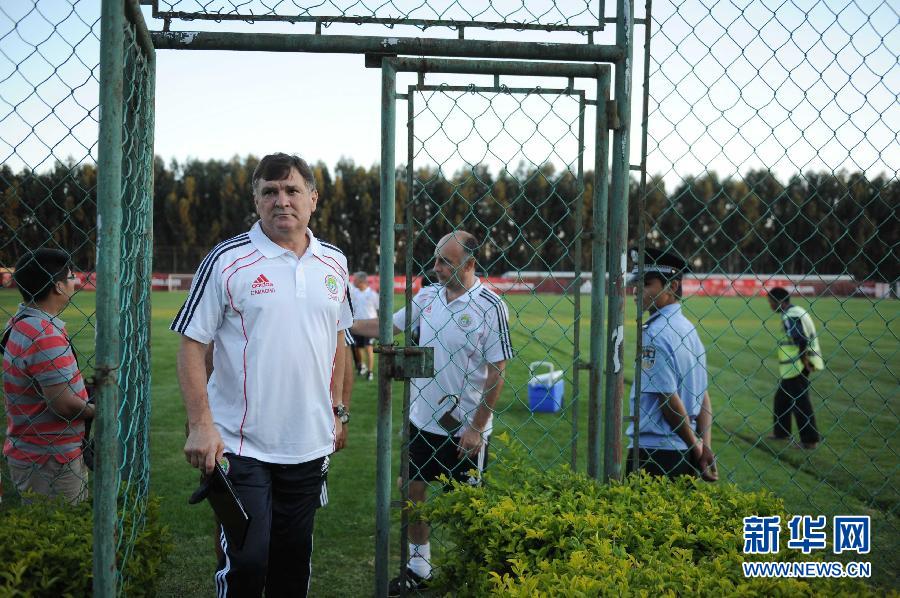 Jose Antonio Camacho leads his first training with the Chinese national football team in Kunming as he starts work as head coach, Aug. 8, 2011. (Photo/Xinhua)