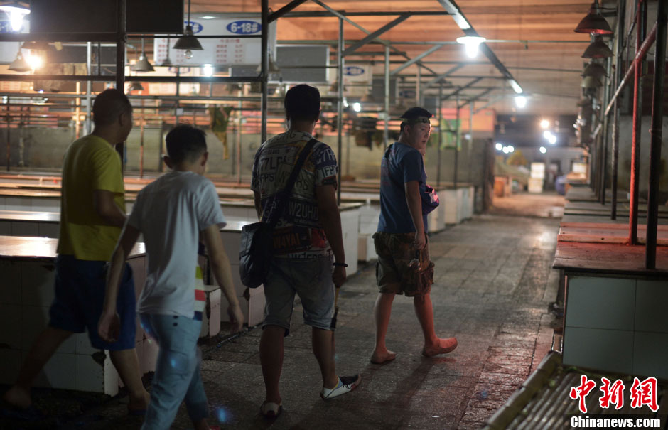 Hunters seek their game - rats in the farmer's market. (Photo/ CNS) 
