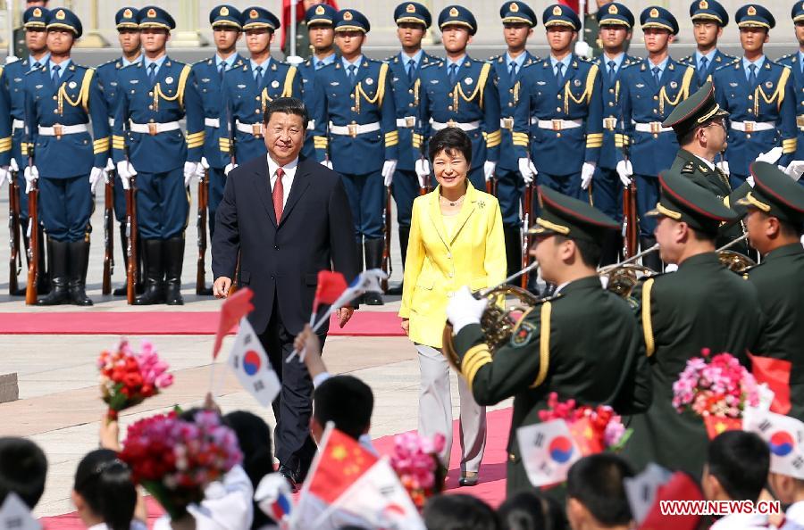 Chinese President Xi Jinping (L) holds a welcoming ceremony for visiting South Korean President Park Geun-hye before their talks at the Great Hall of the People in Beijing, capital of China, June 27, 2013. (Xinhua/Yao Dawei)