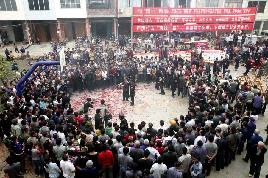 Hundreds of people get together and set off fireworks to celebrate the arrest of members of an armed gang in Nanning, south China’s Guangxi Zhuang autonomous region, March 20, 2012. (Photo/CNTV)