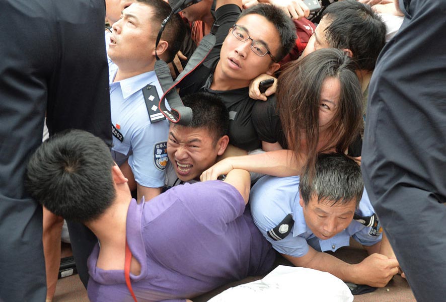 Thousands of fans rush forward when British soccer superstar David Beckham arrived at Tongji University, Shanghai on June 20, 2013. Five fans were injured in the stampede and Beckham was compelled to cancel the following activities with his fans. (Photo/CNTV)
