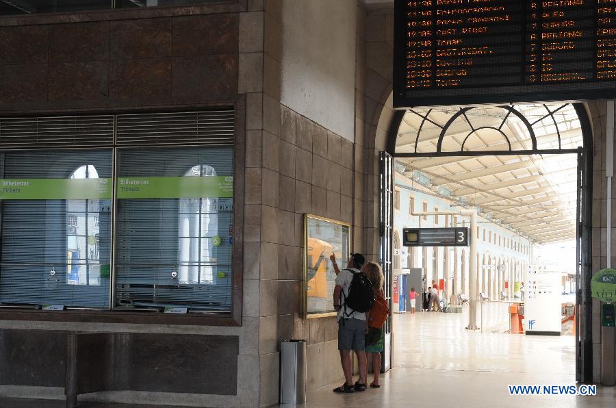 People view the information board at an empty railway station in Lisbon, June 27, 2013. The Portuguese staged a general strike across the country on Thursday fuelled by the prolonged economic recession in the bailed-out country. Meanwhile, thousands of Portuguese in Lisbon took to the street protesting against the government's austerity measures. (Xinhua/Zhang Liyun) 