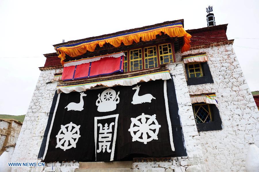 Photo taken on June 26, 2013 shows a view of the Naimu Temple in Zharen Town of Anduo County, southwest China's Tibet Autonomous Region. The Naimu Temple, built in 1840, belongs to the Gelugpa sect of the Tibetan Buddhism.[Photo/Xinhua]
