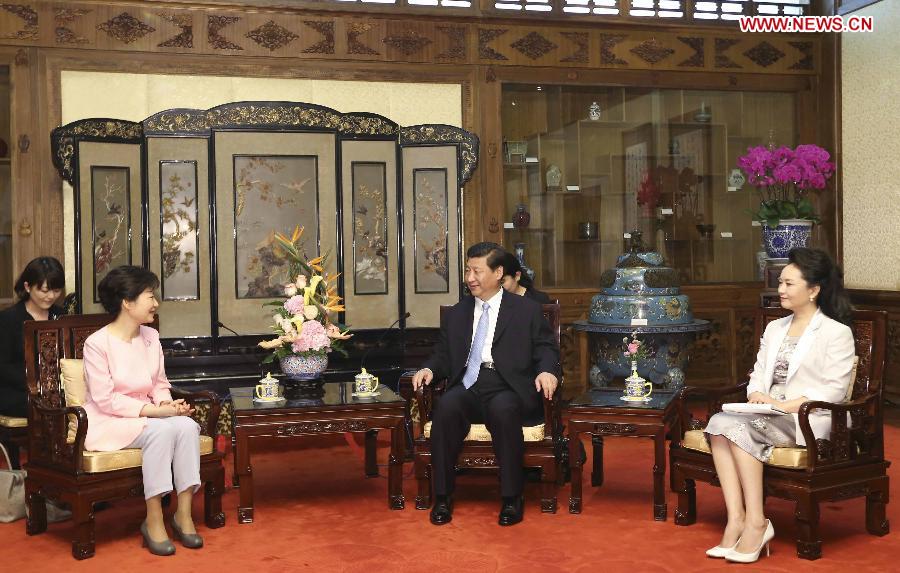 Chinese President Xi Jinping (2nd R, front) meets with South Korean President Park Geun-hye (L, front) in Beijing, capital of China, June 28, 2013. (Xinhua/Lan Hongguang)