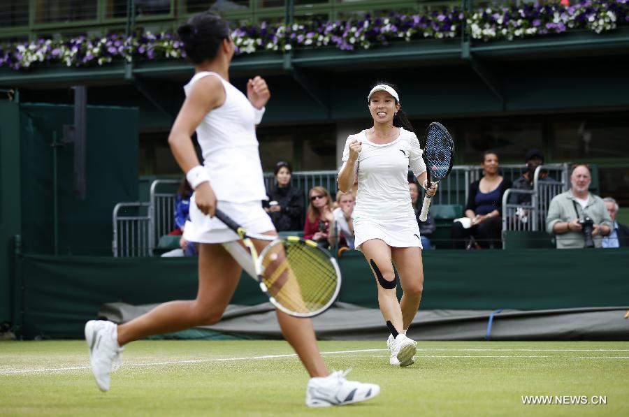 Zheng Jie(R) of China and Vania King of the United States celebrate during the second round of women's doubles against Tsvetana Pironkova of Bulgaria and Yanina Wickmayer of Belgium on day 5 of the Wimbledon Lawn Tennis Championships at the All England Lawn Tennis and Croquet Club in London, Britain, on June 28, 2013. Zheng Jie and Vania King won 2-0. (Xinhua/Wang Lili)