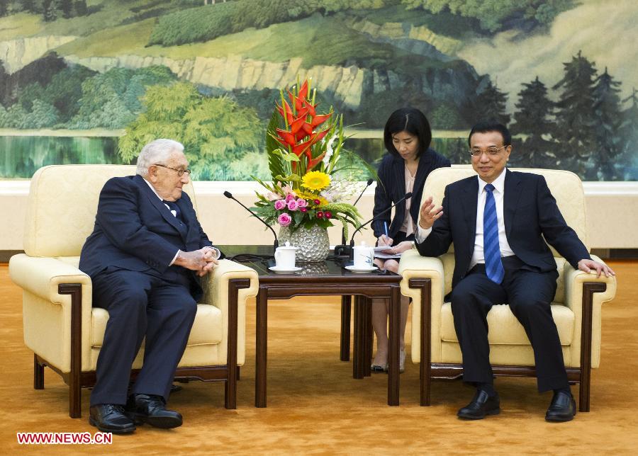 Chinese Premier Li Keqiang (R) meets with former U.S. Secretary of State Henry Kissinger at the Great Hall of the People in Beijing, capital of China, June 28, 2013. (Xinhua/Xie Huanchi)