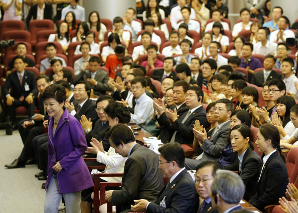Attendees applaud as South Korea's President Park Geun-hye walks toward the stage to deliver her address at Tsinghua University during her state visit to China in Beijing June 29, 2013. [Photo/Agencies]