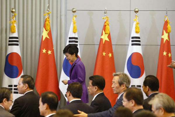 South Korea's President Park Geun-hye walks past flags of China and South Korea after delivering an address at Tsinghua University during her state visit to China in Beijing June 29, 2013. [Photo/Agencies]