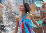 Water-splashing festival marked in Changsha