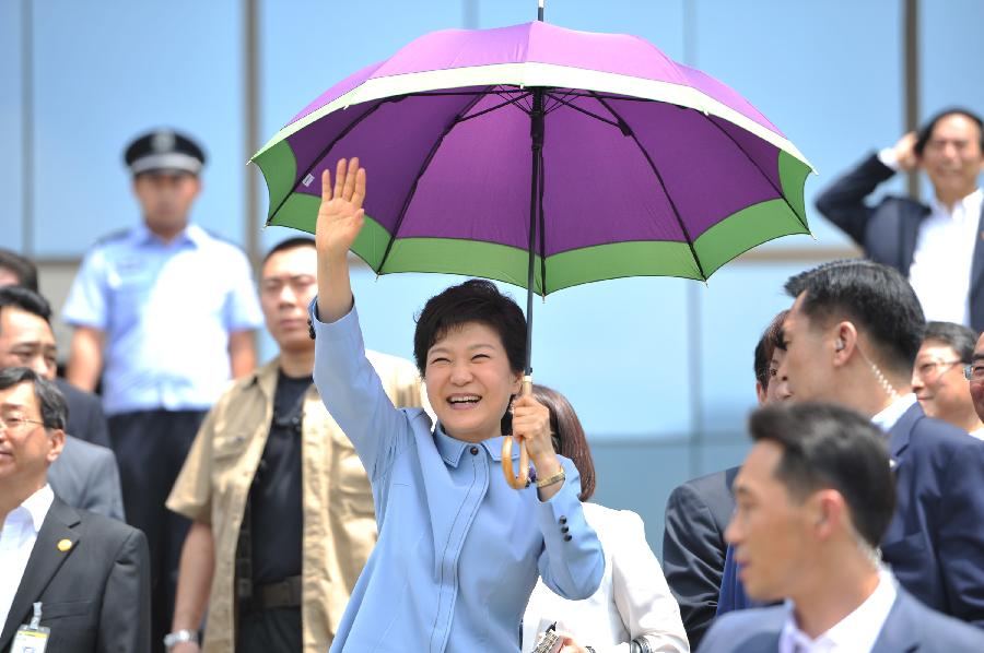 Republic of Korea (ROK) President Park Geun-hye waves to visitors in Xi'an, capital city of northwest China's Shaanxi Province, on June 30, 2013. Park on Sunday visited the ancient terracotta army, buried for centuries to guard the tomb of China's first emperor Qinshihuang of the Qin Dynasty (221 BC-207 BC). (Xinhua/Ding Haitao) 