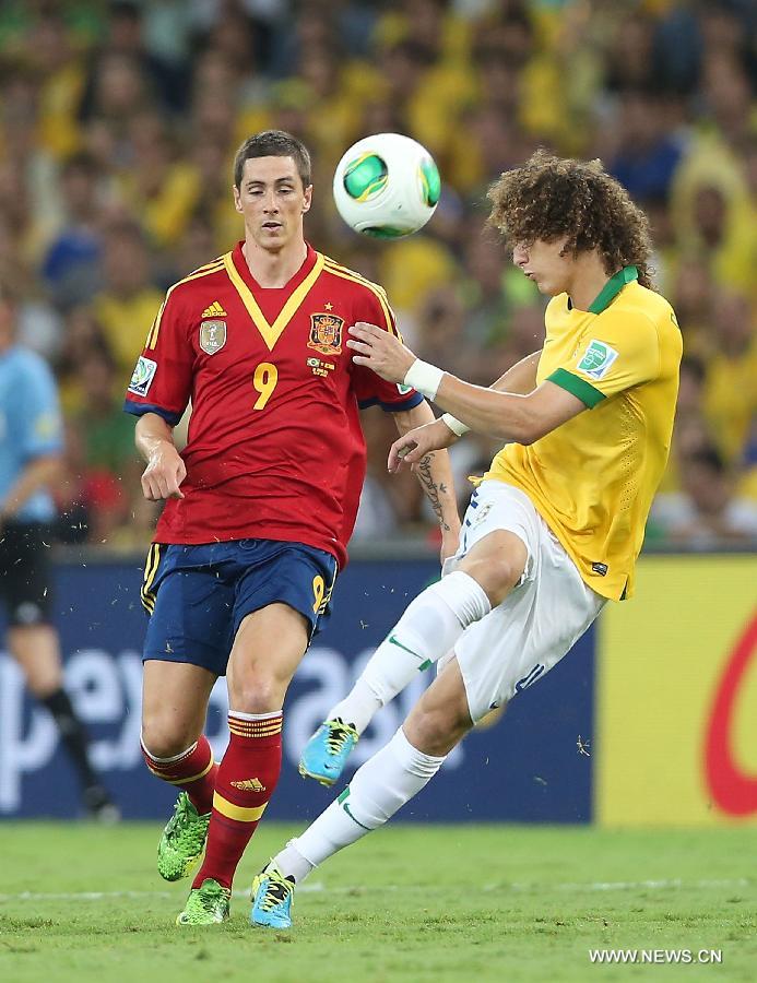 Brazil's David Luiz (R) vies for the ball with Fernando Torres (L) of Spain, during the final of the FIFA's Confederations Cup Brazil 2013 match, held at Maracana Stadium, in Rio de Janeiro, Brazil, on June 30, 2013. (Xinhua/Liao Yujie)