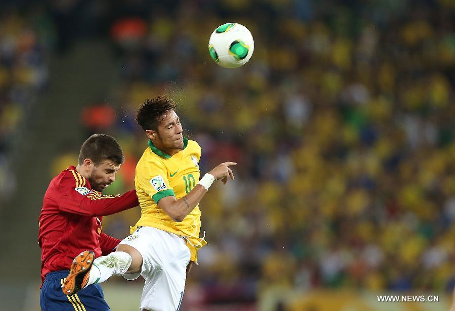 Brazil's Neymar (R) vies for the ball with Gerard Pique (L) of Spain, during the final of the FIFA's Confederations Cup Brazil 2013 match, held at Maracana Stadium, in Rio de Janeiro, Brazil, on June 30, 2013. (Xinhua/Liao Yujie)