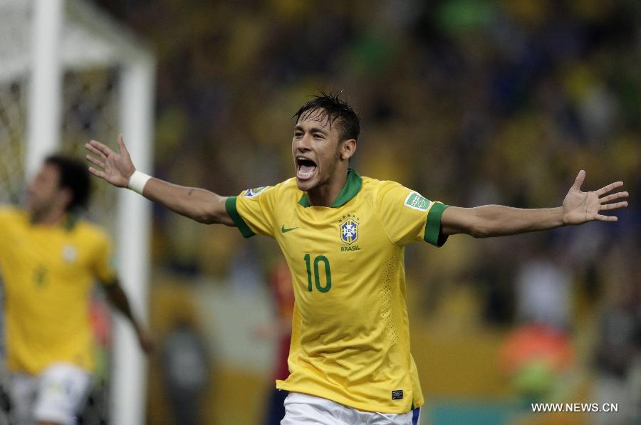 Brazil's Neymar celebrates after scoring during the final of the FIFA's Confederations Cup Brazil 2013 match against Spain, held at Maracana Stadium, in Rio de Janeiro, Brazil, on June 30, 2013. (Xinhua/Guillermo Arias)
