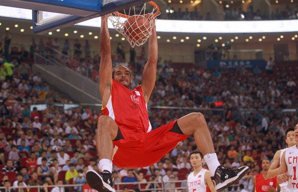 Chicago Bulls center Joakim Noah dunks a shot during a charity basketball match between the NBA All-star team and Chinese National team in Beijing, July 1, 2013.(chinadaily.com.cn/Cui Meng)