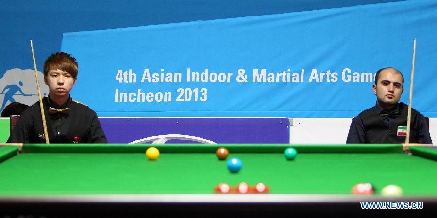 China's Xiao Guodong (L) and Iran's Sarkhosh Amir attend the men's 6-red snooker singles final match at the 4th Asian Indoor and Martial Arts Games (AIMAG) in Incheon, South Korea, July 1, 2013. Xiao Guodong won 5-4. (Xinhua/Park Jin-hee)