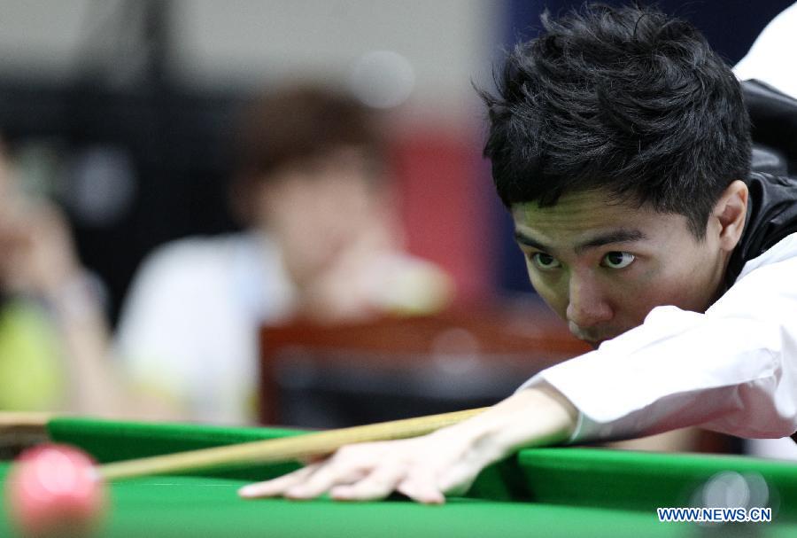 Lin Shu Hung of Chinese Taipei competes against Xiao Guodong of China during the men's snooker singles match at the 4th Asian Indoor and Martial Arts Games (AIMAG) in Incheon, South Korea, July 1, 2013. Xiao Guodong won 5-2. (Xinhua/Park Jin-hee)