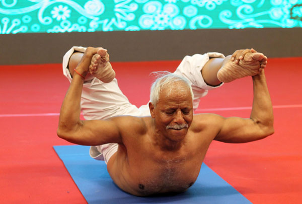 Bal Mukund Singh, 62, a yoga master from India, shows a pose in Beijing on Saturday. The 2013 China-India Yoga Week started on Saturday, attracting a number of Chinese yoga lovers. (China Daily/Zhu Xingxin)