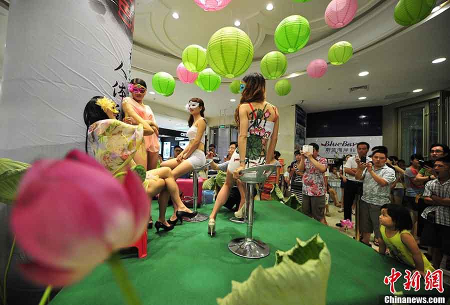 Photo taken on June 30 shows a body painting show at a shopping mall in Zhangjiajie City of Central China's Hunan Province. (CNS / Shao Ying)