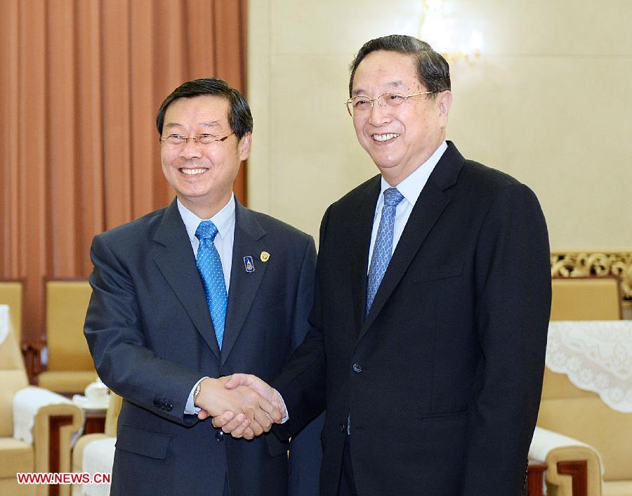 Yu Zhengsheng (R), chairman of the National Committee of the Chinese People's Political Consultative Conference (CPPCC), meets with the First Deputy Speaker of the Thai Senate Surachai Liengboonlertchai, in Beijing, capital of China, July 2, 2013. (Xinhua/Li Tao)