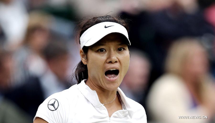 Li Na of China reacts during the quarterfinal of women's singles against Agnieszka Radwanska of Poland on day 8 of the Wimbledon Lawn Tennis Championships at the All England Lawn Tennis and Croquet Club in London, Britain on July 2, 2013. Li Na lost 1-2. (Xinhua/Yin Gang) 