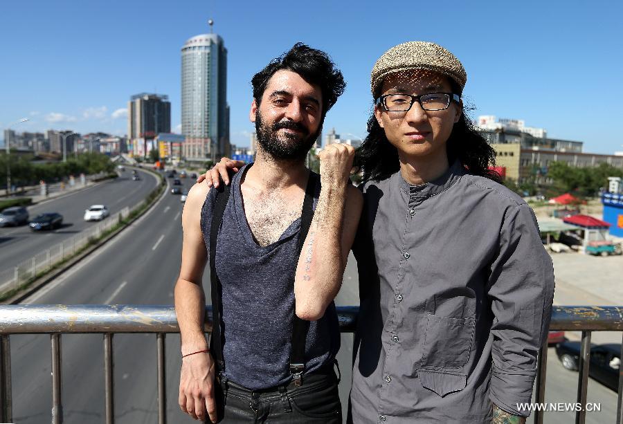 Juan Gonzalez Zamora (L) and Chen Gong pose for a photo in Beijing, capital of China, July 2, 2013. (Xinhua/Zhang Chuanqi)