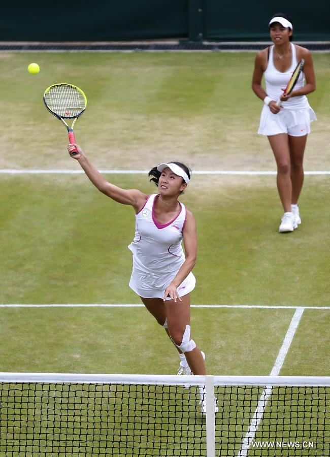 Peng Shuai (L) of China and Su-Wei Hsieh of Chinese Taipei compete during the quarterfinal of women's doubles against Jelena Jankovic of Serbia and Mirjana Lucic-Baroni of Croatia on day 9 of the Wimbledon Lawn Tennis Championships at the All England Lawn Tennis and Croquet Club in London, Britain on July 3, 2013. Peng and Hsieh won 2-0. (Xinhua/Wang Lili)
