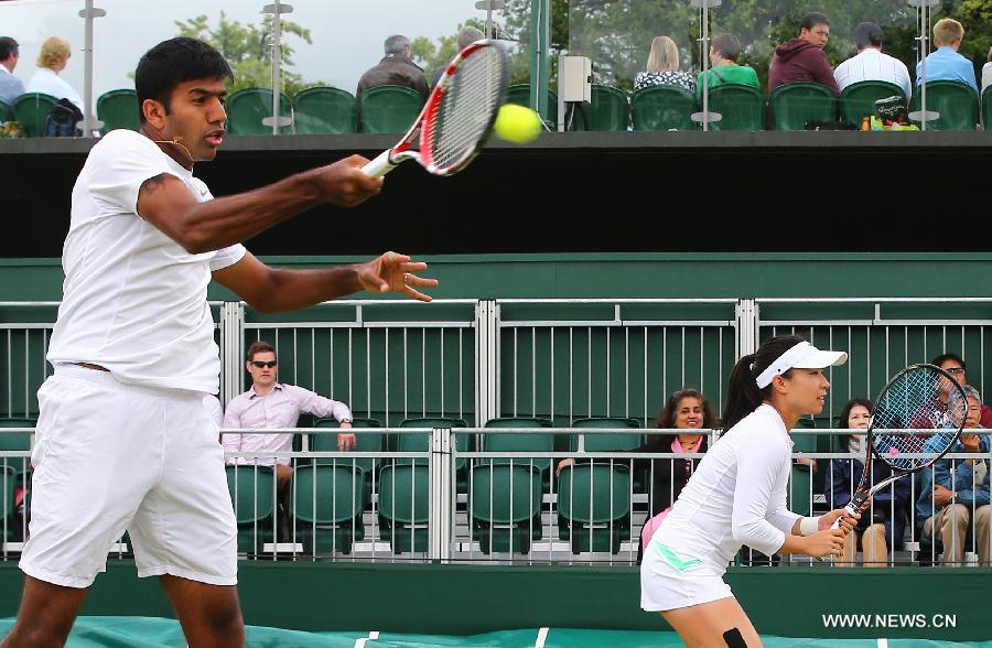 Zheng Jie (R) of China and Rohan Bopanna of India compete during the mixed doubles round of 16 match against Johan Brunstrom of Sweden and Katalin Marosi of Hungary at the Wimbledon Lawn Tennis Championships in London, Britain on July 3, 2013. Zheng and Bopanna won the match 2-1. (Xinhua/Yin Gang)