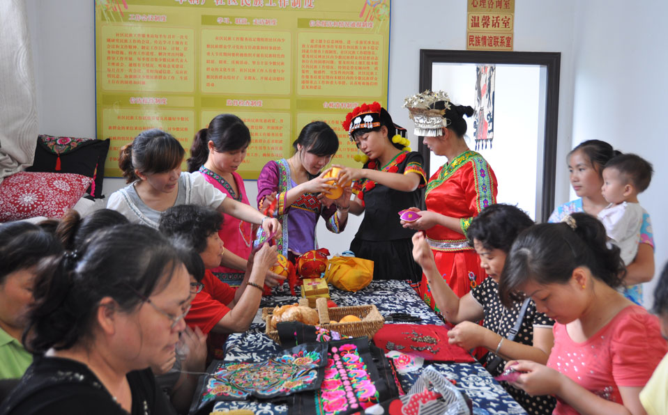 Handicraft workshop ignites laid-off women's life