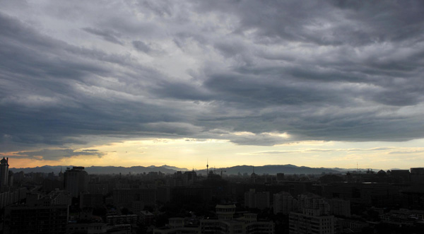 A storm cloud disperses after a brief thunderstorm hit Beijing, July 4, 2013.(Photo/Xinhua)