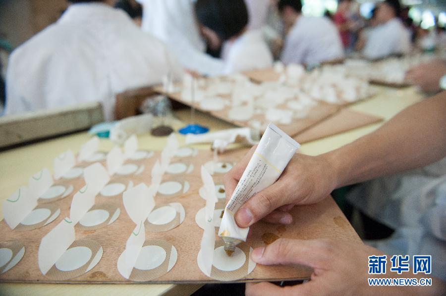 A doctor prepares plaster applications at the Guangdong Provincial Traditional Chinese Medical Hospital July 3, 2013. [Photo: Xinhua/Mao Siqian]