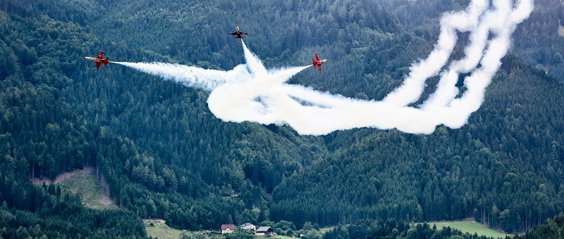 Aerobatics performance by Austrian "air force".  (Photo/Osports)