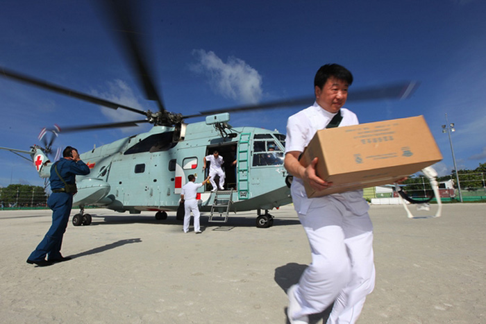 Medical equipment is unloaded from a Chinese ship-based helicopter, which landed on a playground at a remote island in the Maldives on July 2, 2013. It is the first time that the Chinese navy's medical helicopter was involved in a medical mission outside China. The helicopter concluded the mission the same day, diagnosing and treating more than 220 patients in Maldives. The mission started on July 1. (Photo/Xinhua)