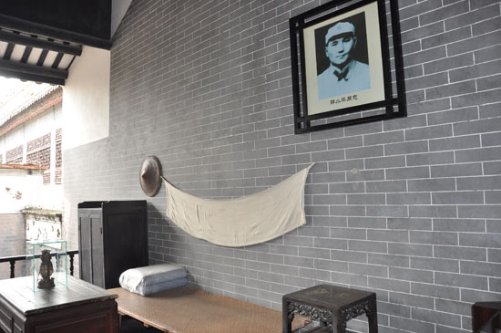 The bedroom of Deng Xiaoping during the Baise Uprising period at the Yuedong Assembly Hall, located at Jeifang Street, Baise, south China's Guangxi Zhuang autonomous region.  (People's Daily Online/Ye Xin) 