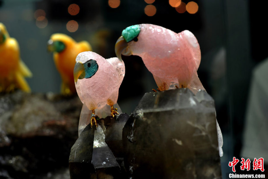 Gem sculptures are shown at 2013 Beijing Summer Jewelry Show, which kicked off on July, 4 and attracted nearly 200 jewelers with various jewels made of crystals, agates, ambers, rubies, jades, diamonds and other precious stones. (Chinanews.com/Jin Shuo) 